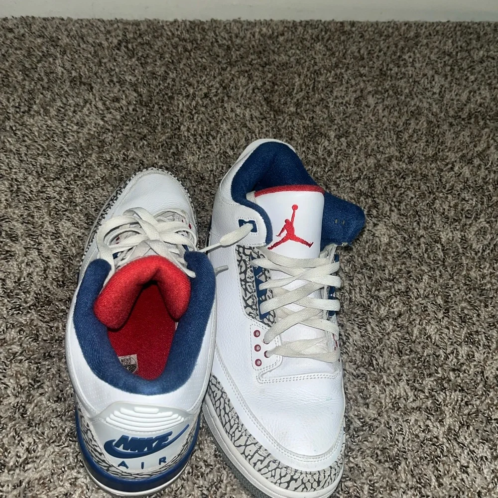 Jordan Men’s White/Blue/Red Retro Sneakers